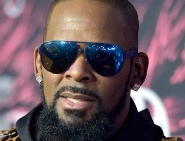 Ο πασίγνωστος τραγουδιστής R.Kelly κατηγορείται για παιδεραστία (βίντεο)